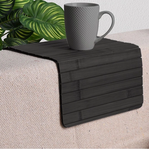 Stabilná plocha na operadle pohovky