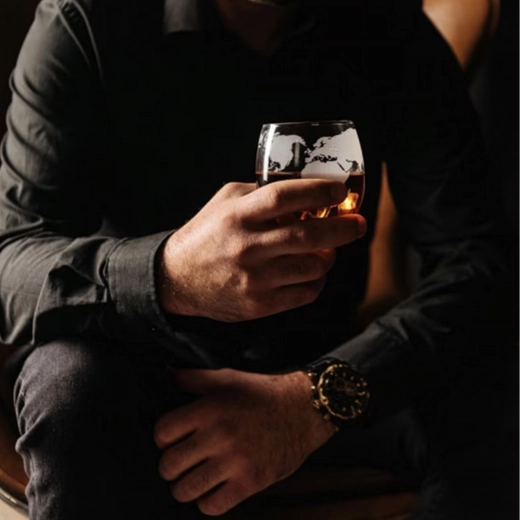 Dva poháre s mapovým gravírovaním