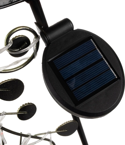Otočný solárny panel na efektívne nabíjanie