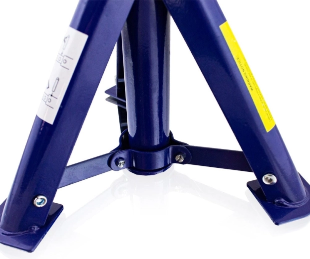 Stabilná trojnohá konštrukcia s pätkami