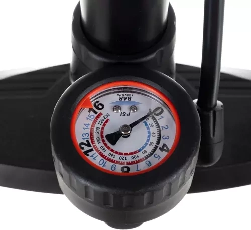 Integrovaný manometer (BAR/PSI) na presné hustenie
