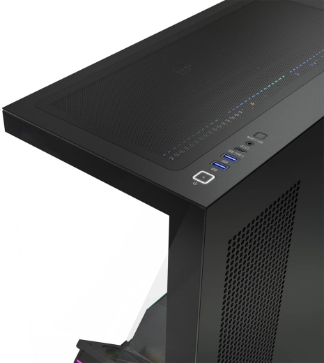 Moderný I/O panel a premyslené airflow