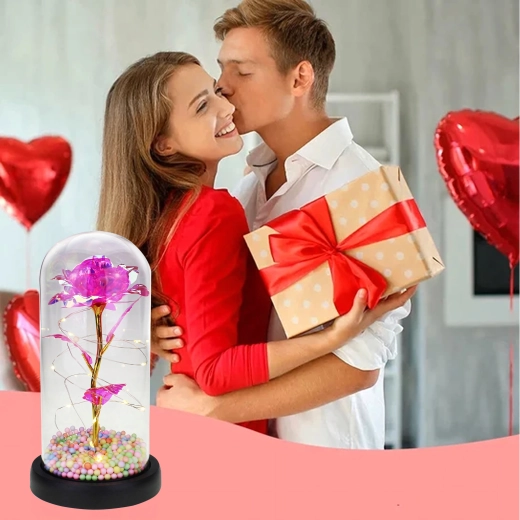 Žiariaca ruža pod sklom