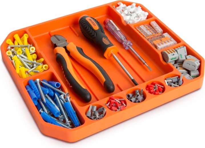 Prehľadné priehradky na náradie a spojovací materiál