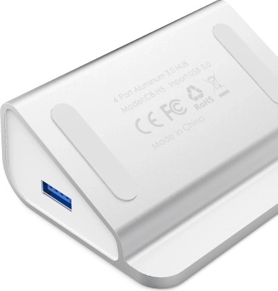 4× USB 3.0 z jedného USB-A