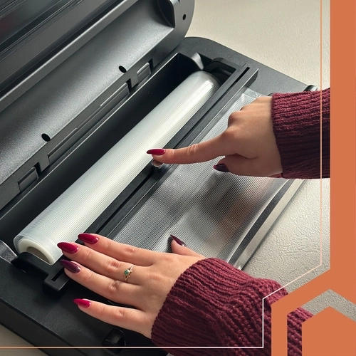 Vstavaný orezávač a zásobník na rolu