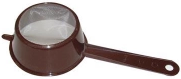 Plastový cedník s rukoväťou 10 cm – mix farieb