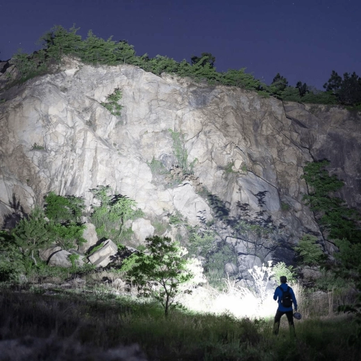 Vreckové svietidlo OLIGHT Seeker 4 Mini Red s UV a bielym svetlom