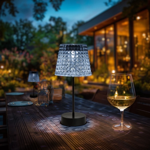 Poškodená solárna stolová lampa s priehľadným tienidlom a studeným bielym LED svetlom