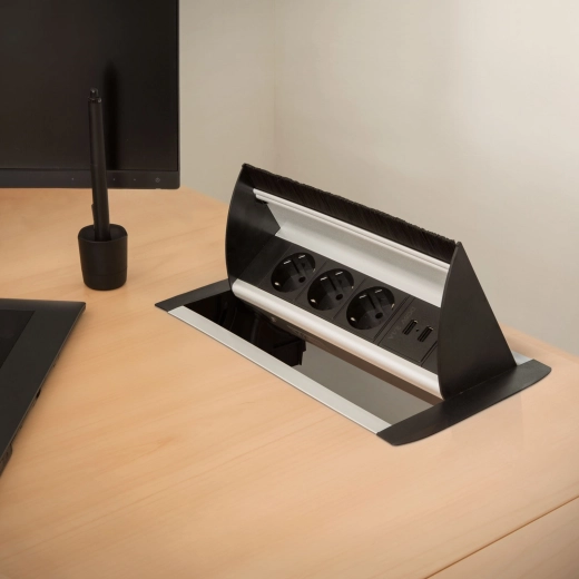 Vstavaná výsuvná zásuvková lišta s USB