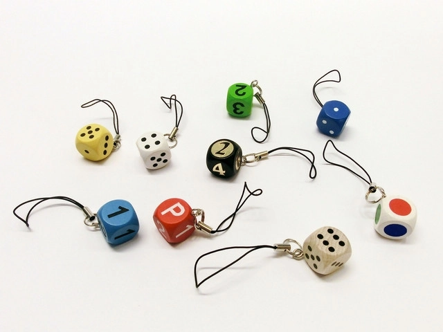 Detoa kľúčenka kocka – farebný prívesok na kľúče