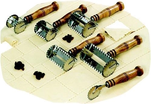 Radielko na cesto so štvorcovou rezačkou 3 × 3 cm, nerez s drevenou rukoväťou