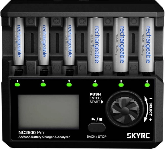 Inteligentná nabíjačka AA/AAA SkyRC s regeneráciou a USB QC 3.0