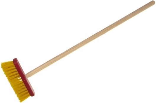 Teddies červené detské metla s drevenou násadou