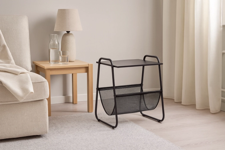 Kovový odkladací stolík s držiakom na časopisy 40 × 40 × 55 cm, čierny