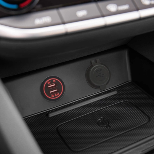 Vstavaná dvojitá USB zásuvka do automobilu