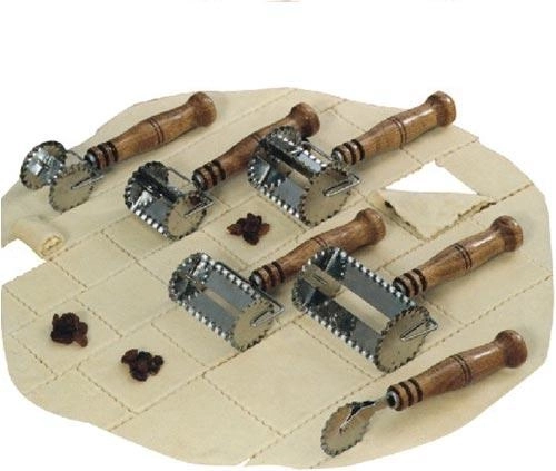 Radielko na cesto štvorcové 5 × 5 cm, nerez s drevenou rukoväťou