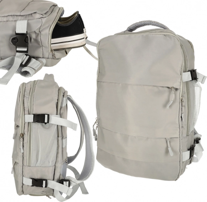 Sivý cestovný batoh s USB prípojkou vodeodolný