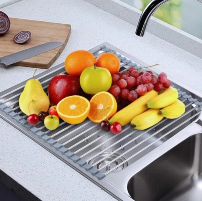 Sivá rolovacia odkvapkávacia podložka na riad a zeleninu