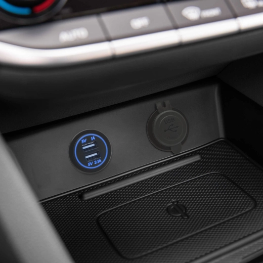 Vstavaná duálna USB zásuvka do automobilu