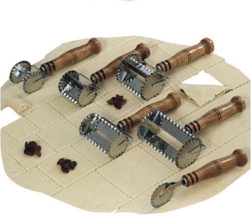 Radielko na cesto 8 × 8 cm z nerezu s drevenou rukoväťou