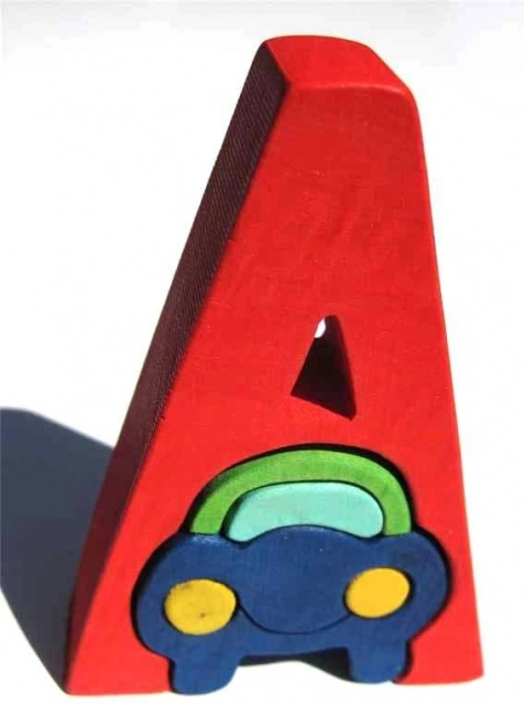 Drevené písmenko A s autíčkom pre deti