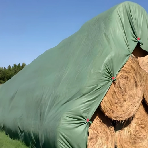 Ochranná netkaná textília (flís) na zakrytie stohov sena a slamy 7,6 × 12,5 m, 120 g/m² - 1 kus