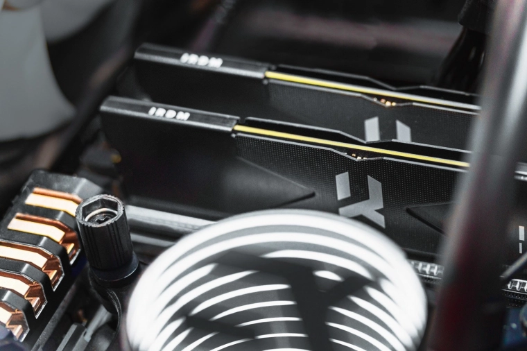 Stabilita a efektivita vďaka PMIC a On-die ECC