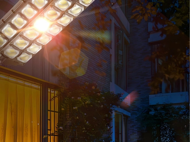 Solárna LED pouličná lampa s diaľkovým ovládaním a pohybovým senzorom