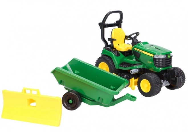 Traktor John Deere so záhradníkom a prívesom