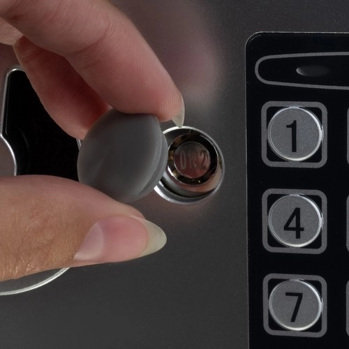 Elektronický trezor s kódom a kľúčom