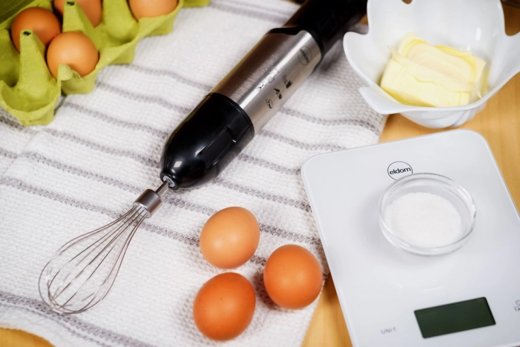 Šľahacia metla a nádoba 700 ml