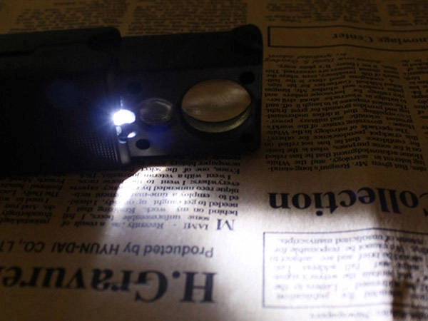 Lupa so zabudovaným osvetlením a UV testerom