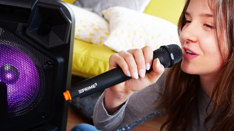 Karaoke zábava s bezdrôtovým mikrofónom