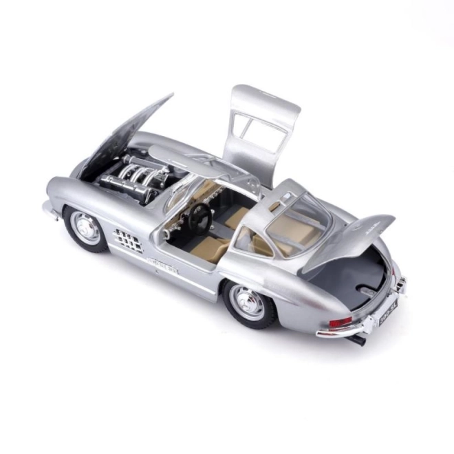 Bburago 1:24 Mercedes Benz 300SL strieborný 18-22023