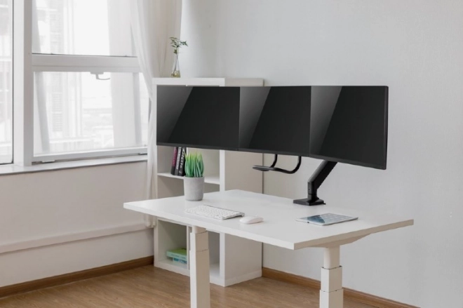 Rám pre 3 monitory s nastaviteľným ramenom