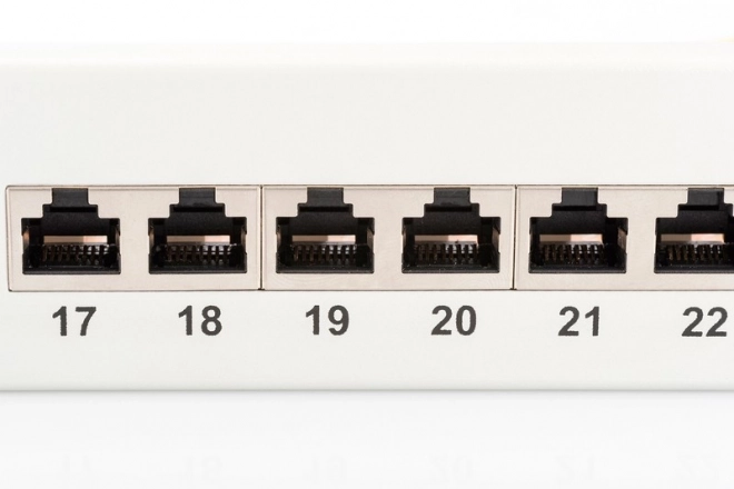 Patch panel 19" 24 portov kat.6 s káblovým držiakom, šedý