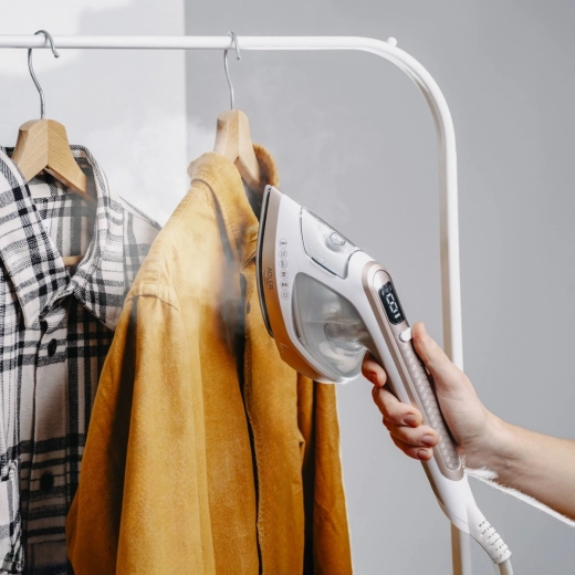 2 v 1: žehlenie na doske aj vertikálne naparovanie