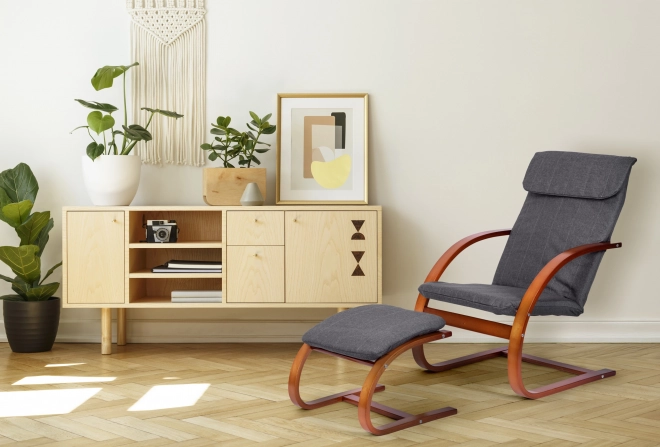 Fínské hojdacie kreslo s podnožkou do obývačky od ModernHome