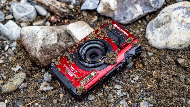 Červený fotoaparát TG-7