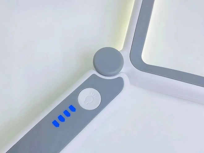 Lupa so zväčšením 4x a LED osvetlením