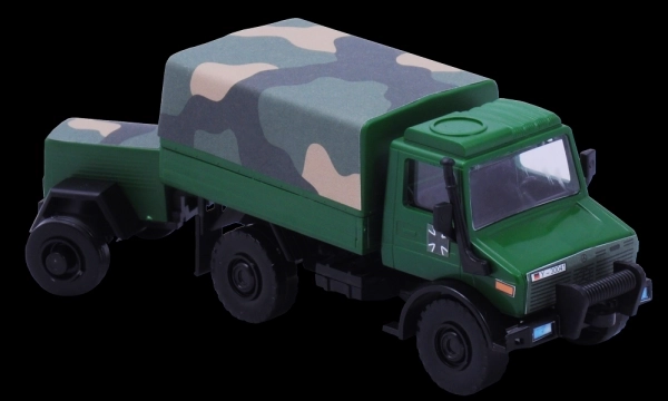 Model vojenského vozidla Bundeswehr Mercedes Unimog s prívesom