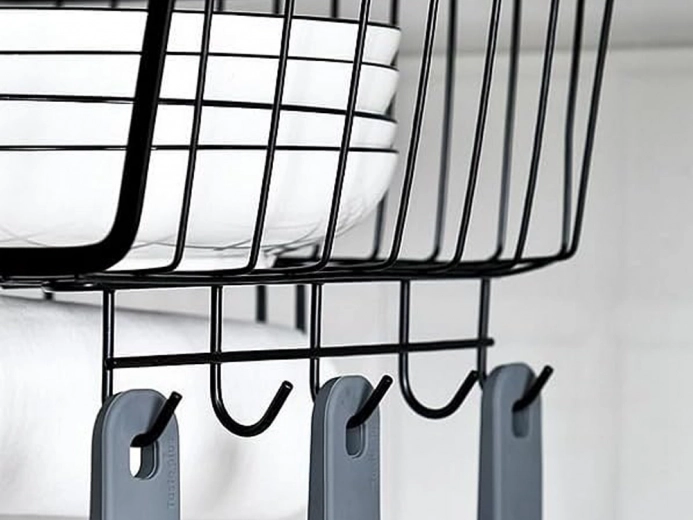 Pevná kovová konštrukcia v elegantnej čiernej