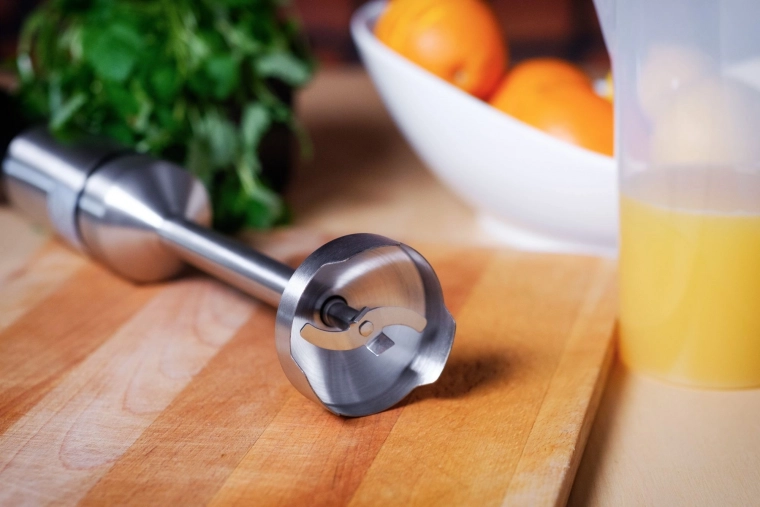 Kovová noha a nerezové dvojité čepele