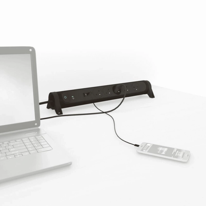 Praktický čierny predlžovací kábel s USB A/C portmi