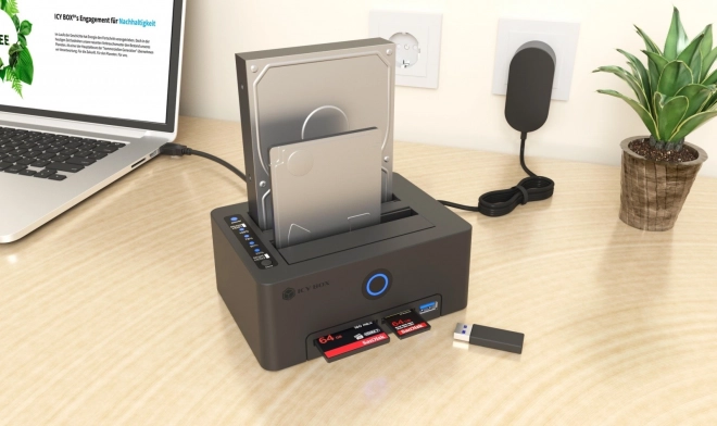 Čítačka kariet s duálnou dokovacou stanicou pre SSD/HDD