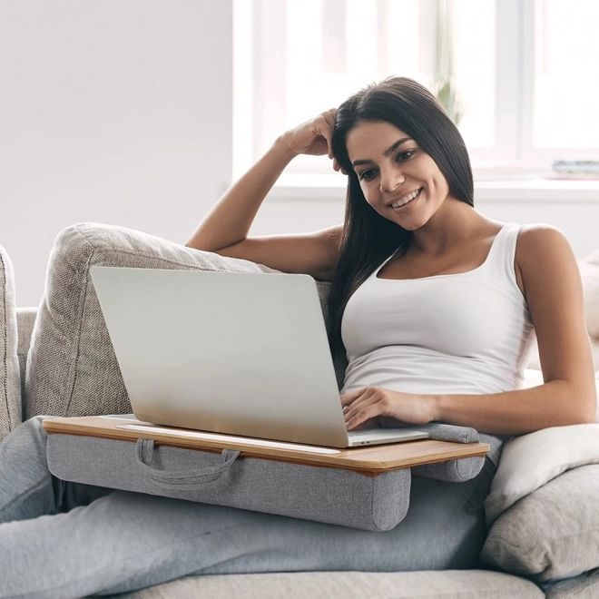 Bambusový stojan na notebook s mäkkou výplňou a vysúvateľnou podložkou na myš