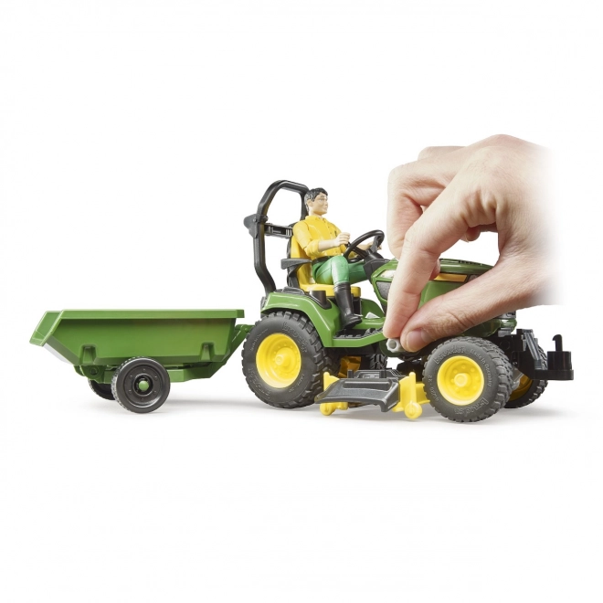 Traktor John Deere so záhradníkom a prívesom