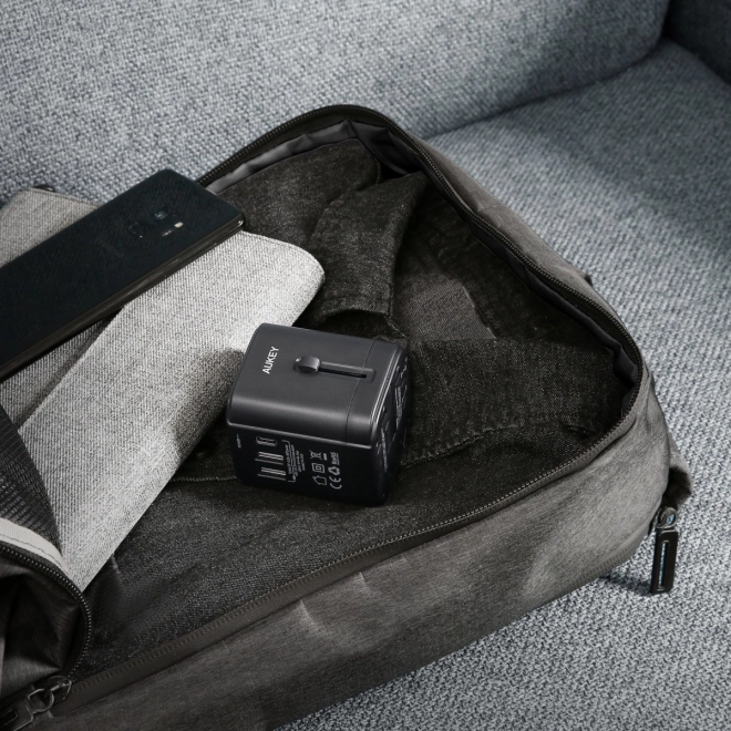 Univerzálny cestovný adaptér AUKEY s 2x USB A a 1x USB C