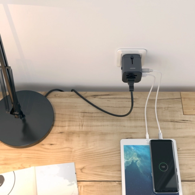 Univerzálny cestovný adaptér AUKEY s 2x USB A a 1x USB C